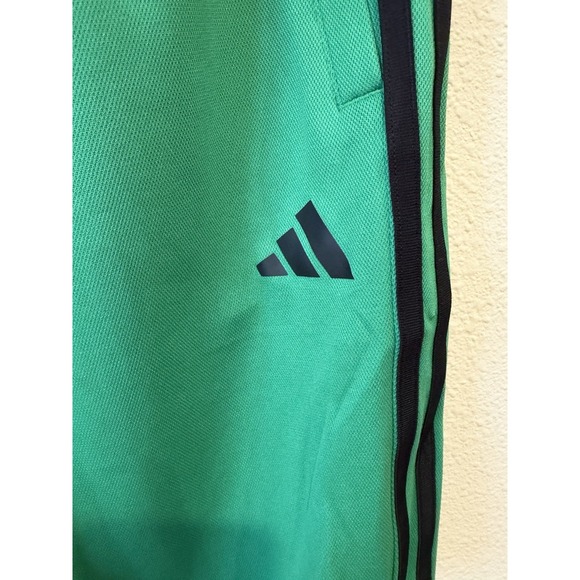 NWT ADIDAS 3-Stripe Men's Training Green/Black Stripes 2 Pockets Shorts 9" - Picture 2 of 9